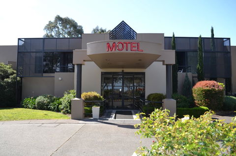 The Dingley Hotel - Tourism Hervey Bay 1