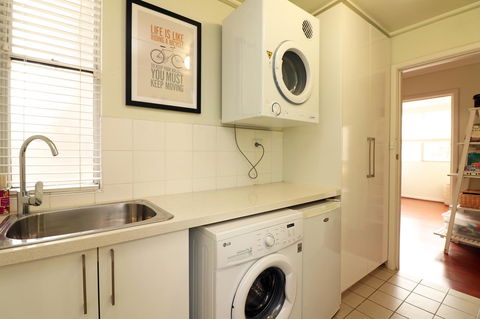 Colour Pop Fitzroy - 3 Bedroom Pet Friendly - Tourism Hervey Bay 19