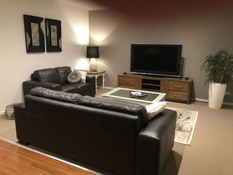Black Lotus Townhouse - Hervey Bay Accommodation 7