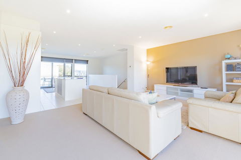Stylish 3 Bedroom Townhouse - Free Parking - Hervey Bay Accommodation 4
