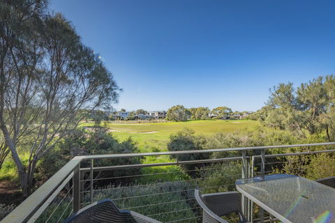 Stylish 3 Bedroom Townhouse - Free Parking - Hervey Bay Accommodation 12