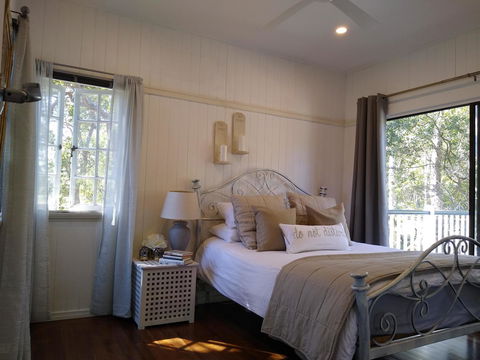 Lake Weyba Noosa Lodge & Kangaroos - Tourism Hervey Bay 1