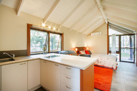 Airlie Beach Eco Cabins - Adults Only - Hervey Bay Accommodation 12