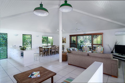 The Retreat Beach Houses - Tourism Hervey Bay 1