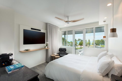 Heart Hotel And Gallery Whitsundays - Hervey Bay Accommodation 4