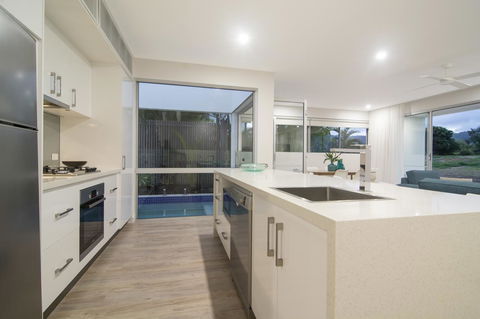Pool Resort Port Douglas - Hervey Bay Accommodation 40