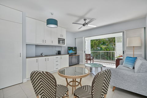 Palm Cove Paradise - Couples Spa Beach Getaway - Tourism Hervey Bay 0