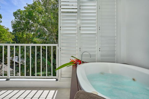 Palm Cove Paradise - Couples Spa Beach Getaway - Tourism Hervey Bay 3