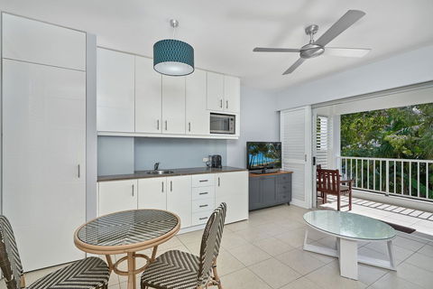 Palm Cove Paradise - Couples Spa Beach Getaway - Tourism Hervey Bay 9
