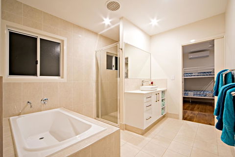 Whitsunday Luxury Homes - Hervey Bay Accommodation 24