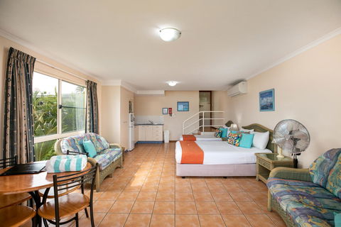 Sunlit Waters Studio Apartments - Hervey Bay Accommodation 42