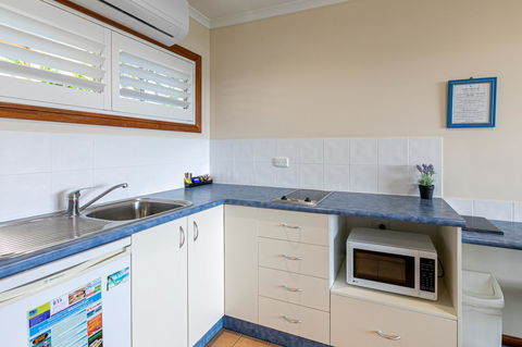 Sunlit Waters Studio Apartments - Hervey Bay Accommodation 12