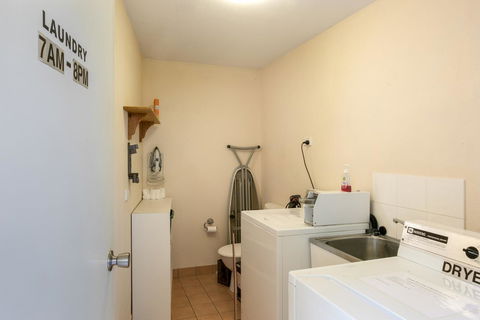 Sunlit Waters Studio Apartments - Hervey Bay Accommodation 9