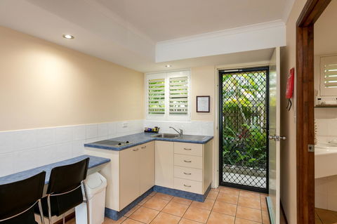 Sunlit Waters Studio Apartments - Hervey Bay Accommodation 27
