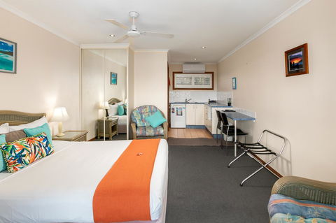 Sunlit Waters Studio Apartments - Hervey Bay Accommodation 14