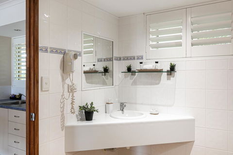 Sunlit Waters Studio Apartments - Hervey Bay Accommodation 26