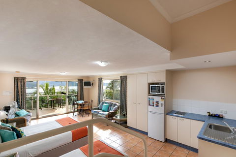 Sunlit Waters Studio Apartments - Hervey Bay Accommodation 38