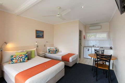 Sunlit Waters Studio Apartments - Hervey Bay Accommodation 21