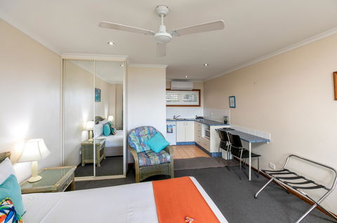 Sunlit Waters Studio Apartments - Hervey Bay Accommodation 13