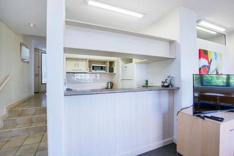 Tiki Hotel Apartments Surfers Paradise - Tourism Hervey Bay 9