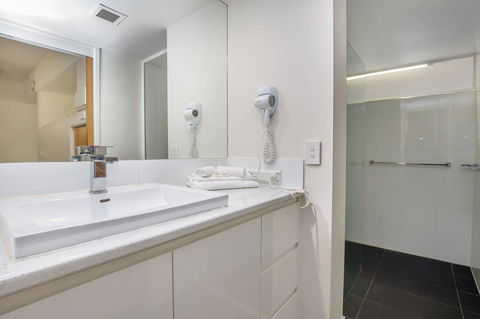 Tiki Hotel Apartments Surfers Paradise - Tourism Hervey Bay 5