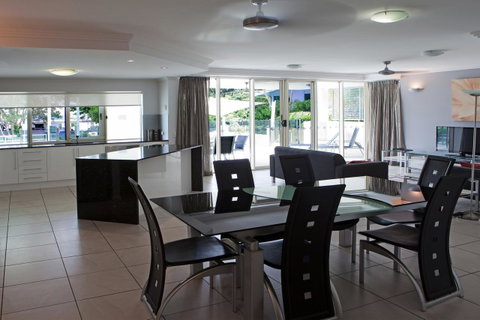 Waters Edge Apartment Cairns - Hervey Bay Accommodation 2
