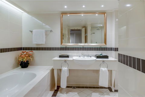 InterContinental Sanctuary Cove Resort, An IHG Hotel - Hervey Bay Accommodation 5