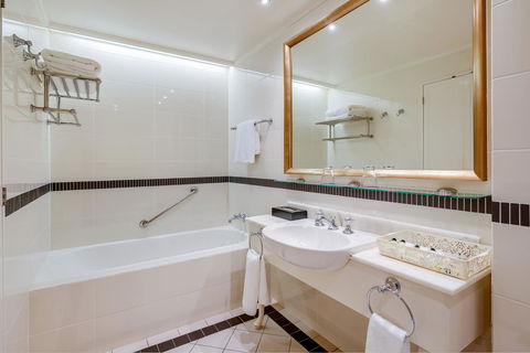 InterContinental Sanctuary Cove Resort, An IHG Hotel - Hervey Bay Accommodation 8