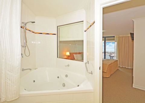 Mantra Hervey Bay - Hervey Bay Accommodation 24