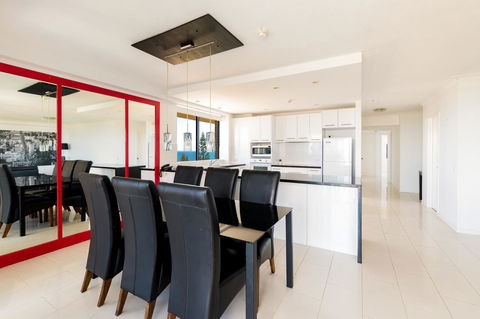 Burgess @ Kings Beach Apartments - Hervey Bay Accommodation 17