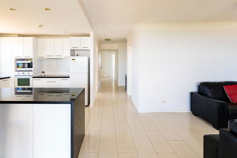 Burgess @ Kings Beach Apartments - Hervey Bay Accommodation 14