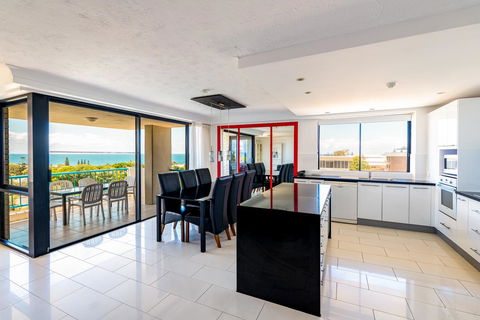 Burgess @ Kings Beach Apartments - Hervey Bay Accommodation 12