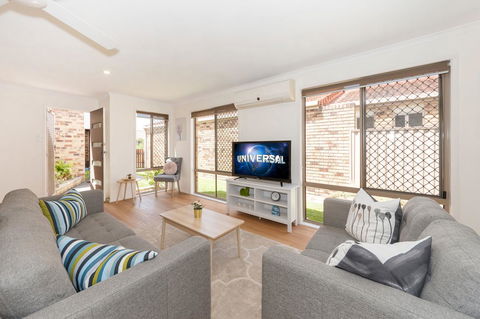 Waterfront Theme Park Getaway - Hervey Bay Accommodation 1