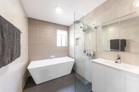 Waterfront Theme Park Getaway - Hervey Bay Accommodation 11