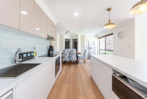 Waterfront Theme Park Getaway - Hervey Bay Accommodation 4