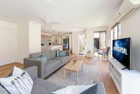 Waterfront Theme Park Getaway - Hervey Bay Accommodation 3