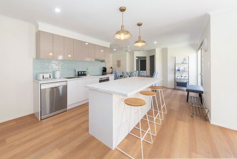 Waterfront Theme Park Getaway - Hervey Bay Accommodation 0