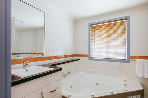 Apple Blossom Cottages - Tourism Hervey Bay 9