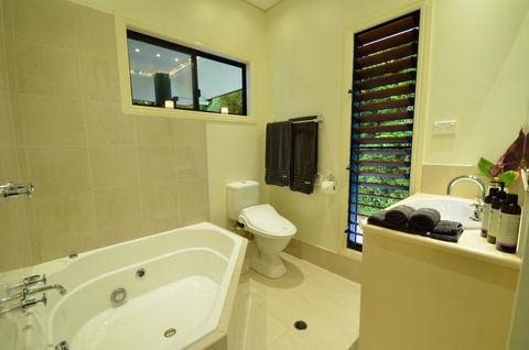 Misty Mountains Rainforest Retreat - Hervey Bay Accommodation 12