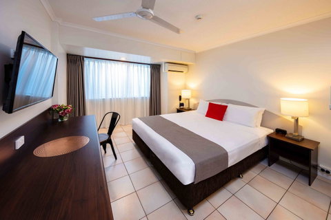 Hides Hotel - Hervey Bay Accommodation 0