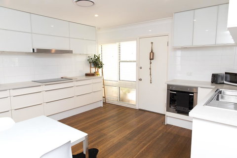 White Beach Cottage - Tourism Hervey Bay 1