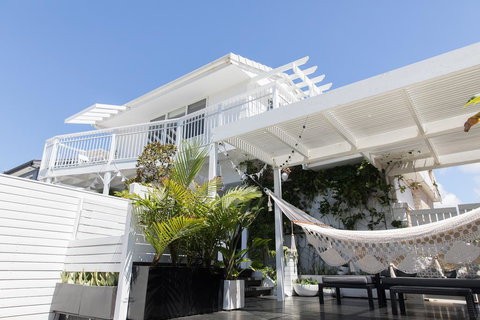 White Beach Cottage - Tourism Hervey Bay 0