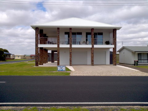 White Caps B&B Apartment - Hervey Bay Accommodation 0
