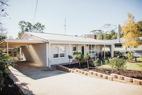 White On Wright Clare - Tourism Hervey Bay 1