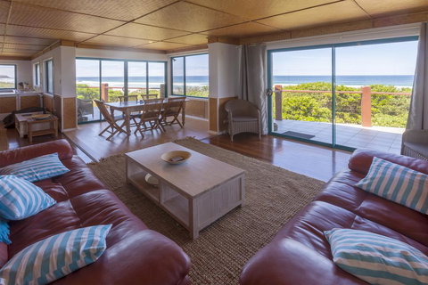 White Waves On The Beach - Hervey Bay Accommodation 3