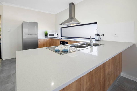 WHITSUNDAY Brand New Townhouse Close To Boardwalk - Tourism Hervey Bay 1