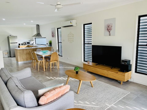 WHITSUNDAY Brand New Townhouse Close To Boardwalk - Tourism Hervey Bay 0