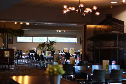 Windsor Castle Hotel - Tourism Hervey Bay 2