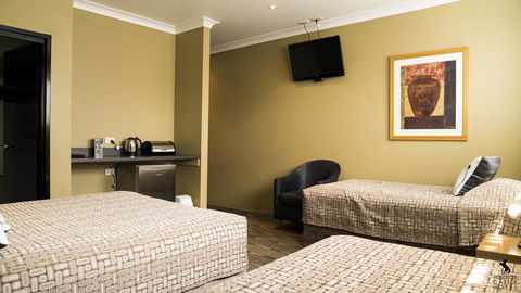 Windsor Castle Hotel - Tourism Hervey Bay 1