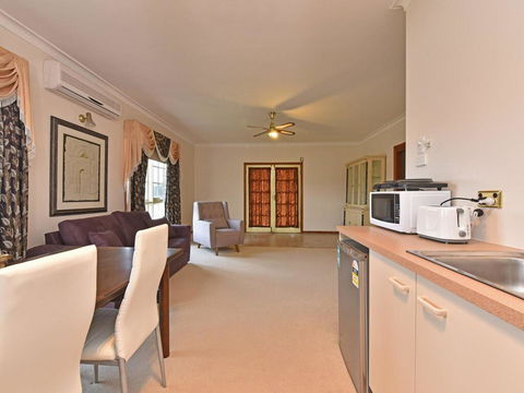 Wine Country Homestead Estate - Hervey Bay Accommodation 3